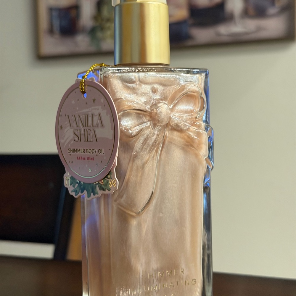 Vanilla Shea Shimmer Body Oil sealed bottle perfect for gift 195ml 7.6 inch long